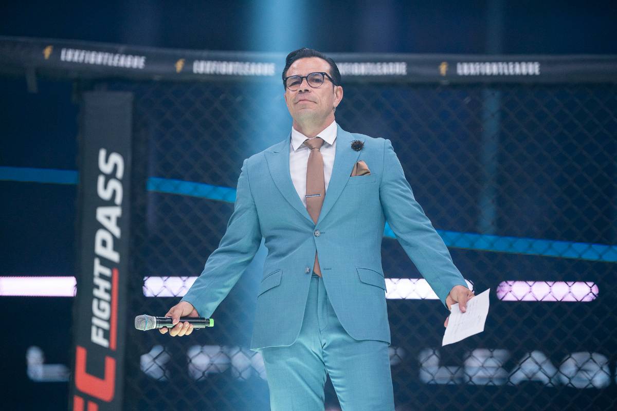Felipe DeMaria de pie en la jaula antes de anunciar el siguiente combate