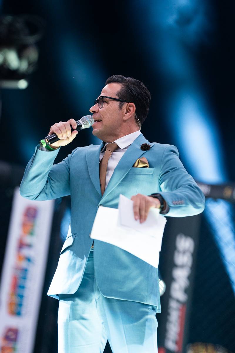 Felipe DeMaria anunciando al micrófono durante un evento en vivo