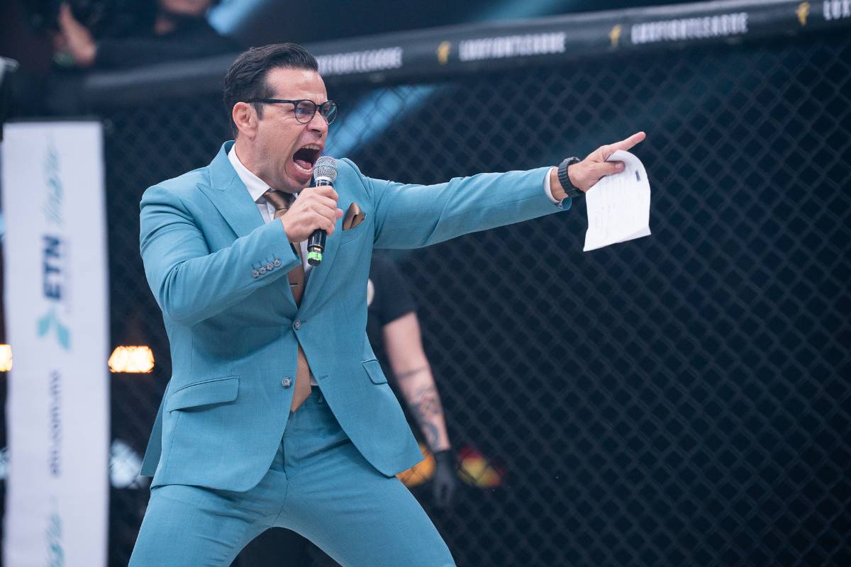 Felipe DeMaria señalando y anunciando al ganador de un combate