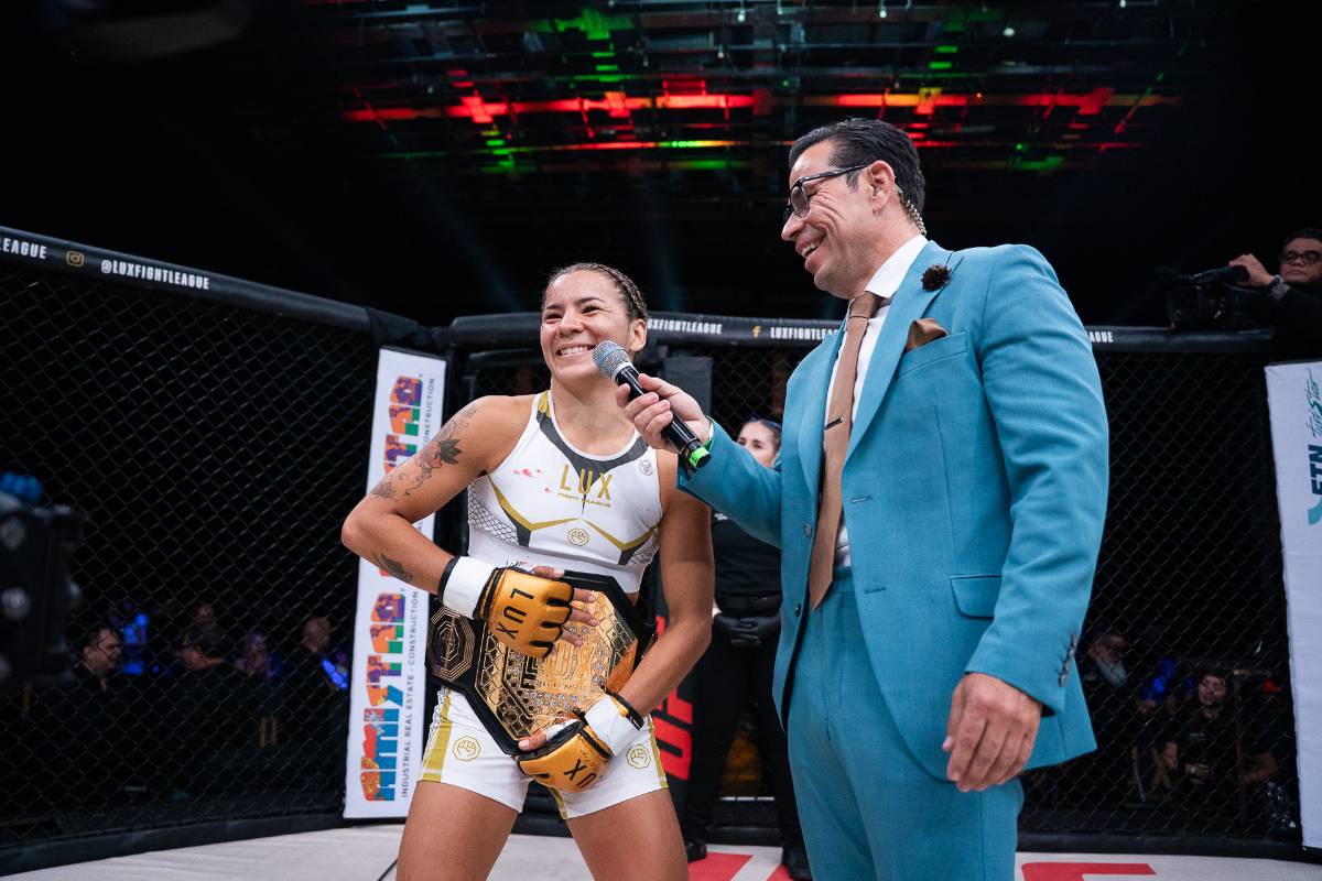 Felipe DeMaria y una campeona riendo tras la entrevista de coronación
